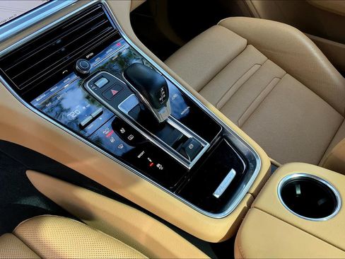 Used 2018 Porsche Panamera RWD image 17