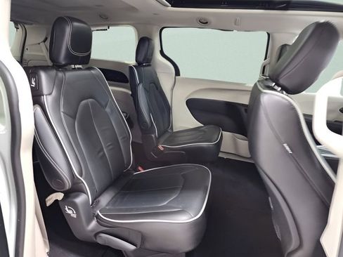 Used 2022 Chrysler Pacifica Limited AWD/4WD image 15