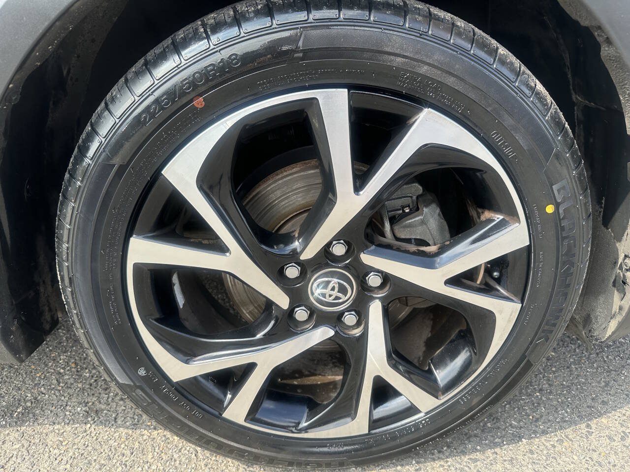 Used 2019 Toyota C-HR XLE FWD image 18