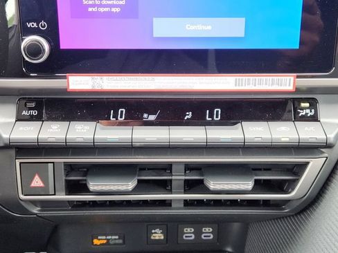 New 2026 Toyota Camry Hybrid FWD image 18