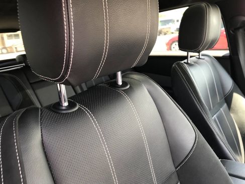 Used 2018 Land Rover Range Rover Velar R-Dynamic SE image 11