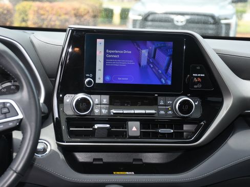 Used 2023 Toyota Highlander XLE FWD image 17