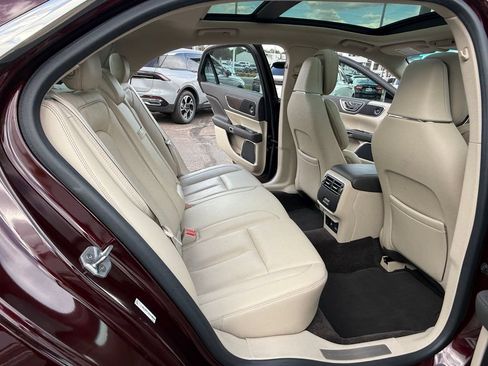 Used 2017 Lincoln Continental Select w/ Climate Package AWD/4WD image 9