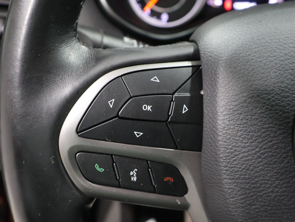 Used 2019 Jeep Cherokee Latitude Plus w/ Cold Weather Group AWD/4WD image 38