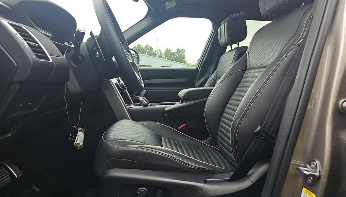 Used 2024 Land Rover Discovery Dynamic SE AWD/4WD image 16