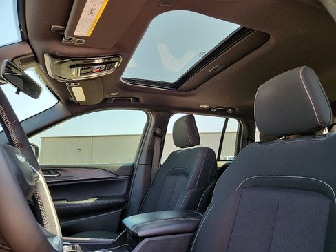 Used 2025 Jeep Grand Cherokee Laredo X RWD image 13