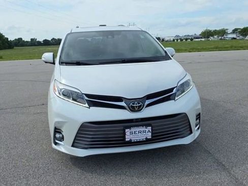Used 2020 Toyota Sienna Limited Premium FWD image 2