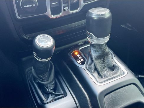 Used 2022 Jeep Wrangler Unlimited Sahara AWD/4WD image 17