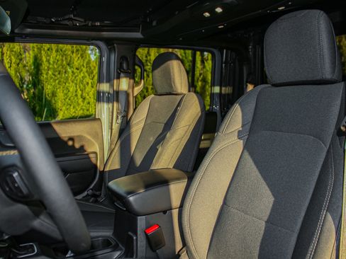 Used 2024 Jeep Gladiator Sport image 16