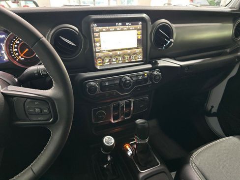 Used 2023 Jeep Gladiator Sport AWD/4WD image 4