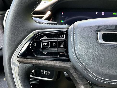 Used 2023 Jeep Grand Cherokee Overland AWD/4WD image 30