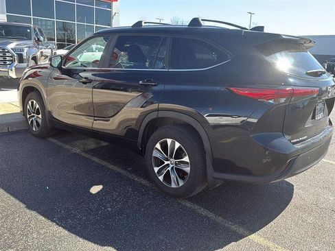 Used 2023 Toyota Highlander XLE AWD/4WD image 2