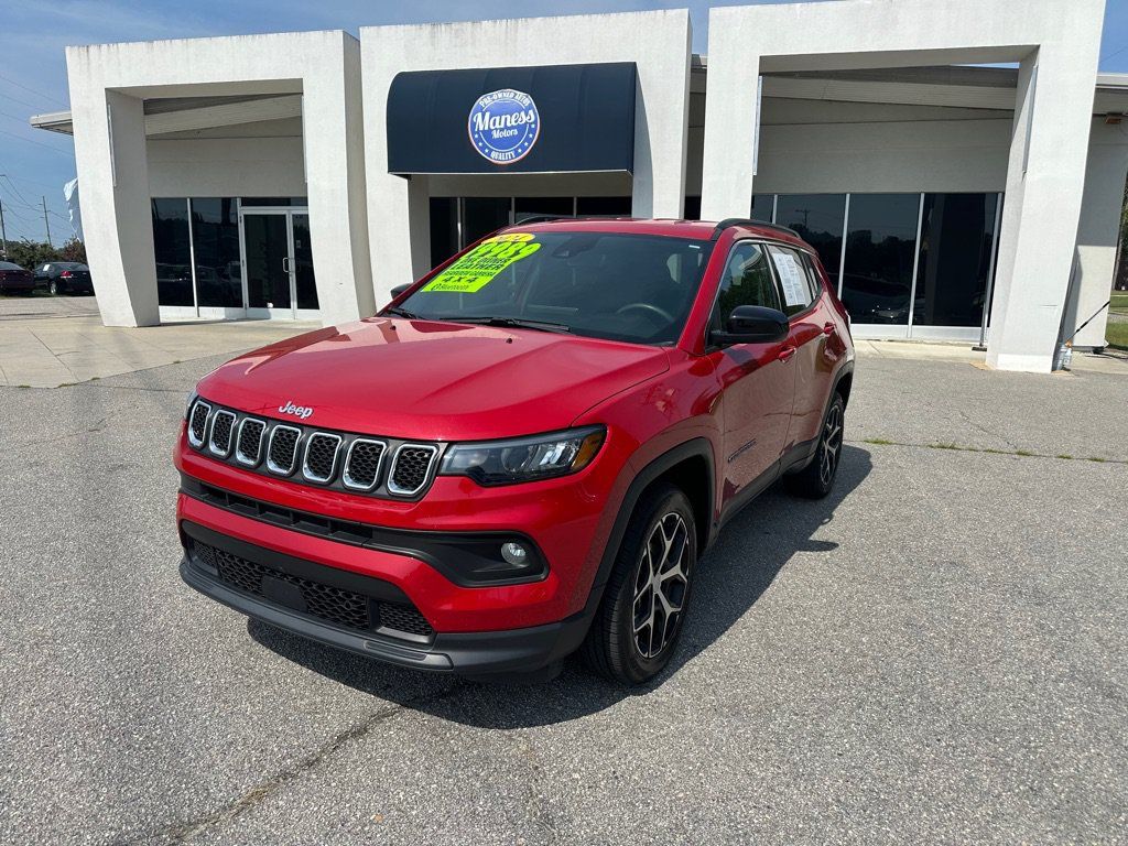 Used 2024 Jeep Compass Latitude AWD/4WD image 1