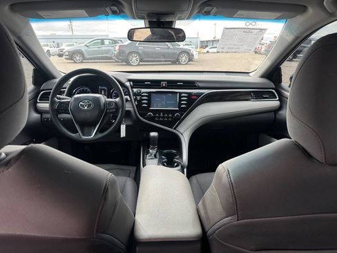 Used 2018 Toyota Camry LE image 9