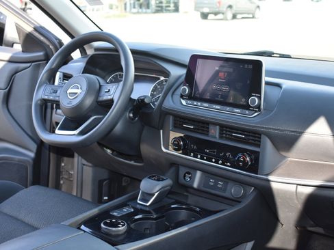 Used 2024 Nissan Rogue SV image 31