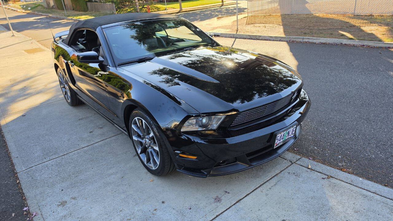 Used 2011 Ford Mustang GT Premium w/ Electronics Pkg RWD image 3