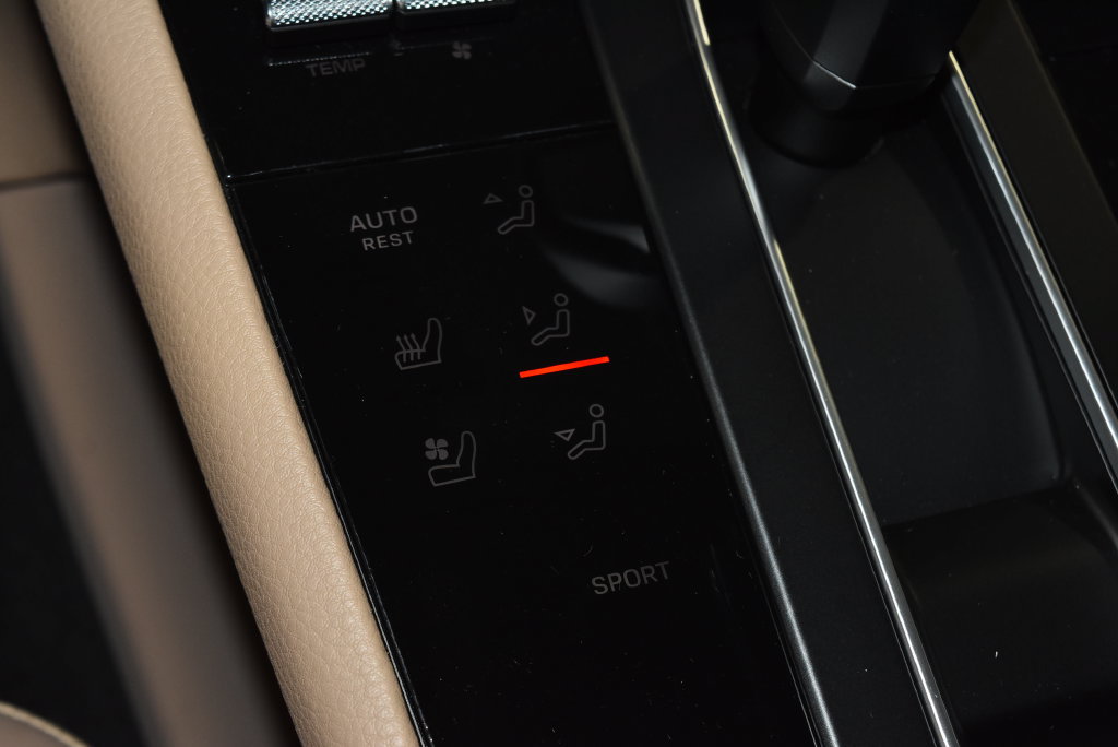 Used 2026 Porsche Macan AWD/4WD image 16