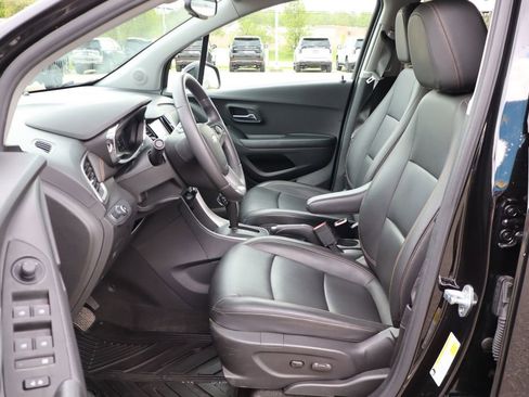 Used 2022 Chevrolet Trax LT w/ Premium Seat Package AWD/4WD image 9
