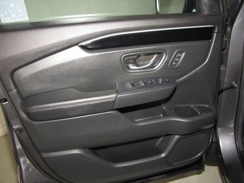Used 2025 Honda Pilot EX-L image 9
