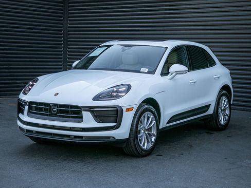 Certified 2026 Porsche Macan AWD/4WD image 1