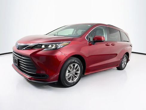 Used 2024 Toyota Sienna LE w/ LE Plus Package AWD/4WD image 3