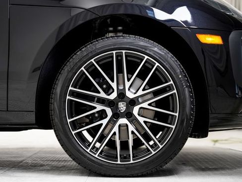 Certified 2025 Porsche Macan Turbo AWD/4WD image 35