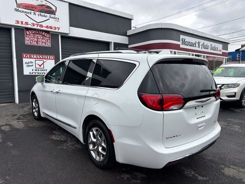 Used 2017 Chrysler Pacifica Limited w/ Advanced Safetytec Group FWD image 8