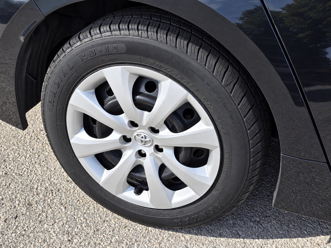 Used 2025 Toyota Corolla LE FWD image 3