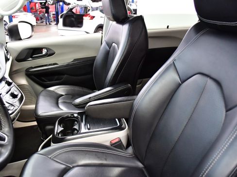 Used 2023 Chrysler Pacifica Touring-L image 10