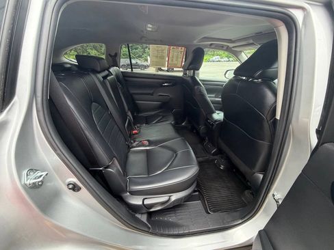 Used 2023 Toyota Highlander XLE AWD/4WD image 41