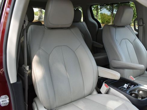 Used 2018 Chrysler Pacifica Touring-L FWD image 33