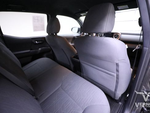 Used 2019 Toyota Tacoma TRD Sport image 12