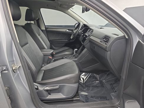 Used 2022 Volkswagen Tiguan SE w/ Panoramic Sunroof Package image 39