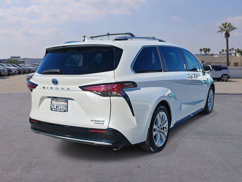 Used 2024 Toyota Sienna Platinum image 5