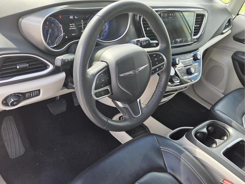 Certified 2023 Chrysler Pacifica Touring-L FWD image 11