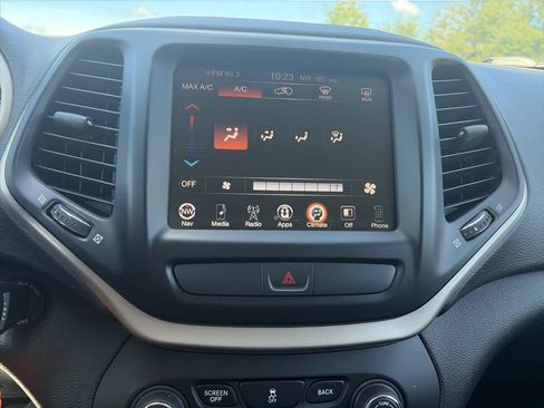 Used 2016 Jeep Cherokee Latitude FWD image 22