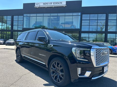 Used 2024 GMC Yukon XL Denali w/ Denali Reserve Package AWD/4WD image 4