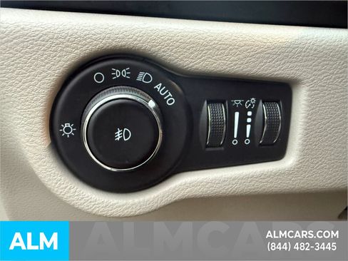 Used 2023 Chrysler Pacifica Touring-L FWD image 27