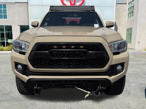 Used 2017 Toyota Tacoma TRD Off-Road AWD/4WD image 4