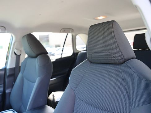 Used 2021 Toyota RAV4 LE AWD/4WD image 18