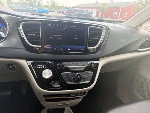 Certified 2023 Chrysler Pacifica Touring-L FWD image 11