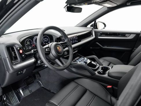 New 2025 Porsche Cayenne image 4
