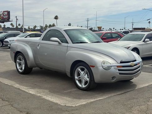 Used 2005 Chevrolet SSR w/ Preferred Equipment Group RWD image 12