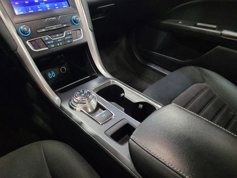 Used 2020 Ford Fusion SE AWD/4WD image 26