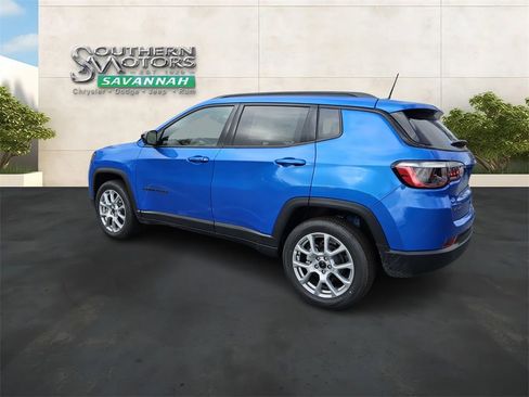 New 2025 Jeep Compass Latitude w/ Altitude Special Edition AWD/4WD image 3