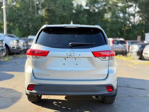 Used 2017 Toyota Highlander XLE w/ Carpet Mat Package AWD/4WD image 8