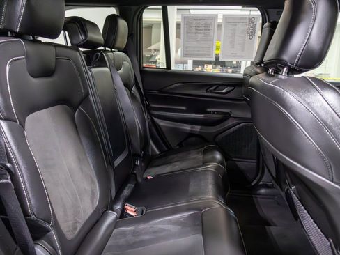 Used 2024 Jeep Grand Cherokee Altitude image 13