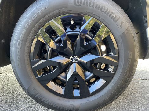 Used 2024 Toyota Corolla Cross L image 38