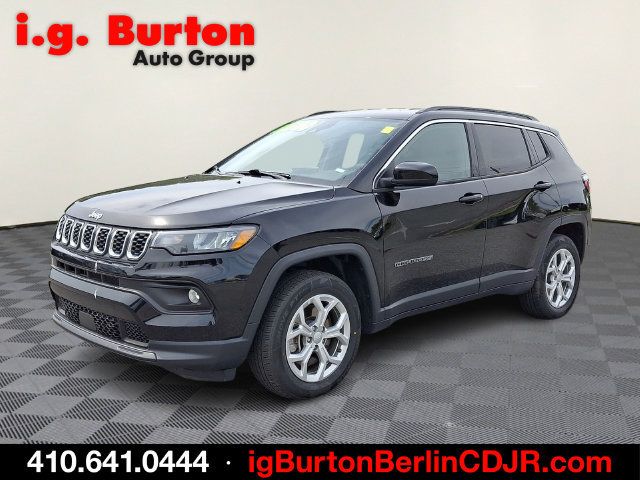 Used 2024 Jeep Compass Latitude AWD/4WD image 3