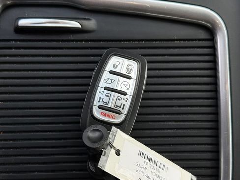 Used 2024 Chrysler Pacifica Touring-L FWD image 44